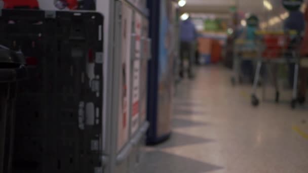 Supermarket with shoppers and trolleys — Stock Video