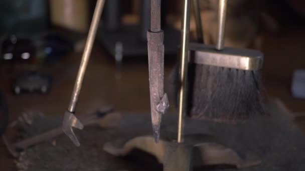 ブラシ、トング、ポーカーで設定された暖炉ツール — ストック動画