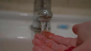 Lavaboda kazadan sonra kanayan elleri temizlemek