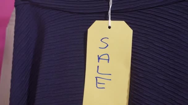 Rabatt försäljning tagg i kläder butik — Stockvideo