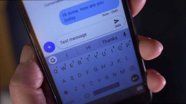 Menggunakan ponsel untuk mengirim pesan ke teman — Stok Video