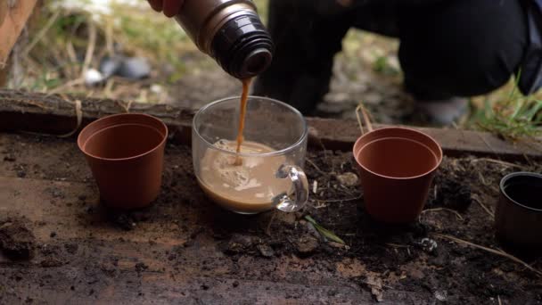 魔法瓶から熱い飲み物を注ぐ庭師 — ストック動画