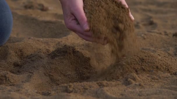 Playa arena cayendo de las manos — Vídeo de stock