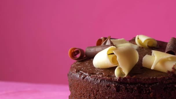 Schokoladenkuchen mit Toppings — Stockvideo