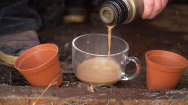 Bahçıvan termostan sıcak su dolduruyor.