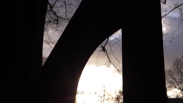 Veduta di alberi e nuvole attraverso la chiesa porta di Lynch — Video Stock