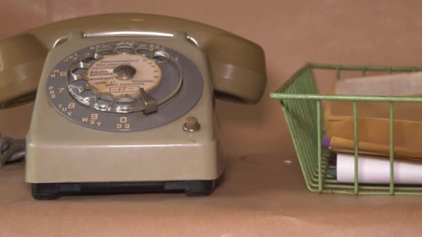Vintage telefon och pappersarbete på ett kontor — Stockvideo