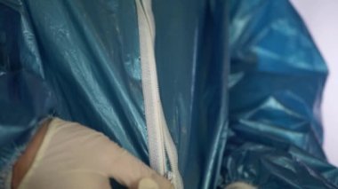 Koruyucu giysinin fermuarını kapatıyorum.