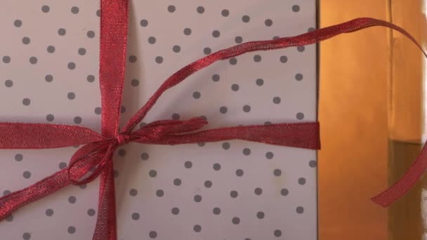 Coffret cadeau enveloppé d'un arc avec bouteille de vin blanc — Video