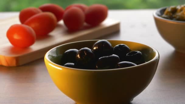 Măsline negre cu ingrediente în bucătărie — Videoclip de stoc
