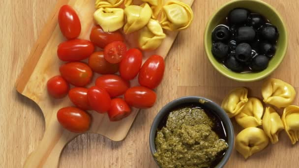 Паста и свежие ингредиенты для здорового обеда — стоковое видео