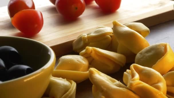 Pasta e ingredienti per cucinare — Video Stock