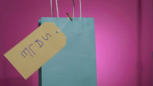 Étiquette de vente à rabais sur un sac cadeau — Video