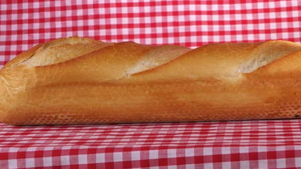 Baguette bochenek świeżego chleba na tle gingham — Wideo stockowe