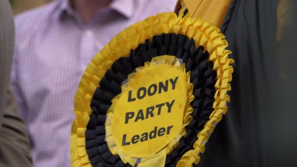 Politieke partij Monster Raving Loony Party Leider rozet — Stockvideo