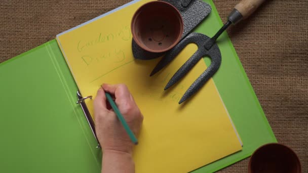 Jardineiro fazendo anotações e planos — Vídeo de Stock