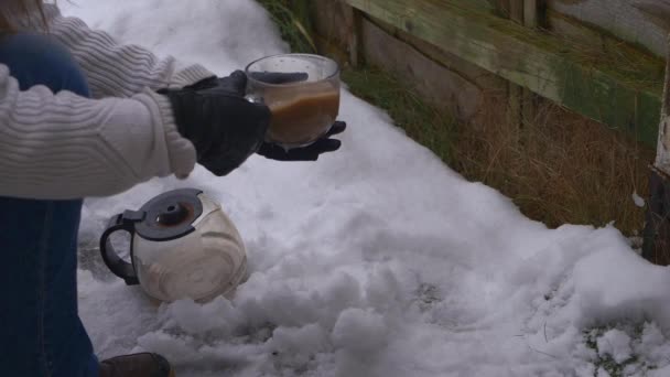 Dricka kaffe på snöig vinterdag — Stockvideo