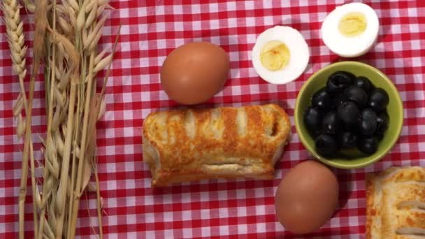 Piknik čerstvého zdravého jídla na ginghamském pozadí — Stock video