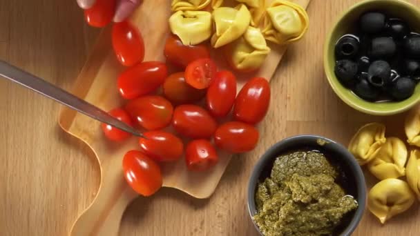 Göra hälsosam lunch med pasta och färska ingredienser — Stockvideo