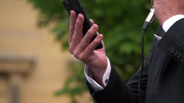 Un politicien lit un discours sur son portable — Video