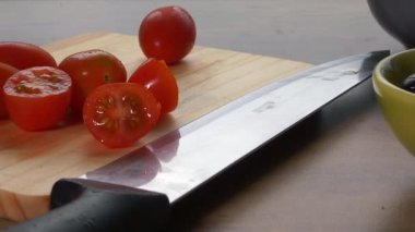 Kırmızı vişneli domates ve siyah zeytin.