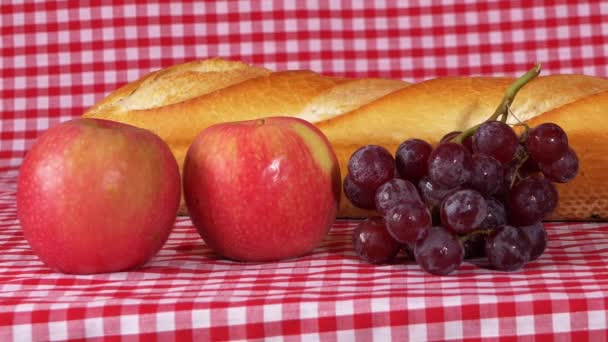 Pommes et raisins avec pain sur la table de cuisine — Video