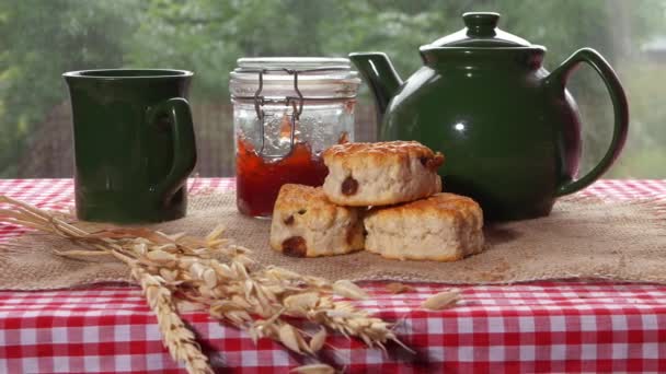Bollos al horno y mermelada fresca con té en cocina inglesa — Vídeos de Stock