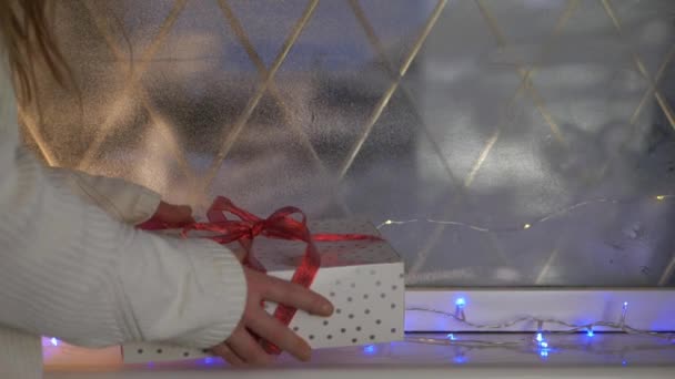 Femme ouverture cadeau de Noël dans la fenêtre — Video