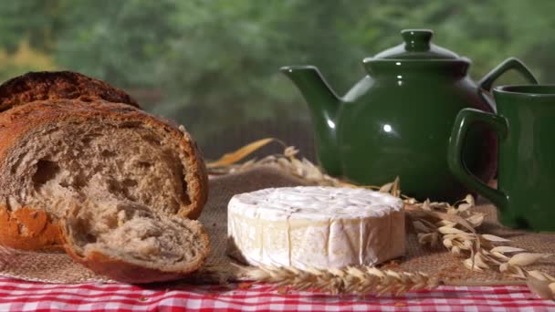 Τσάι με τυρί Camembert και ψωμί ολικής άλεσης — Αρχείο Βίντεο