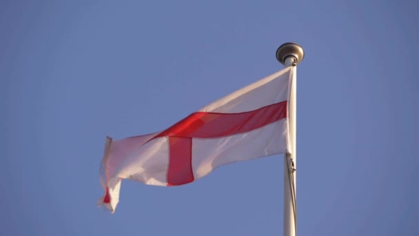 Bandeira da Cruz de São Jorge inglesa contra o céu azul — Vídeo de Stock