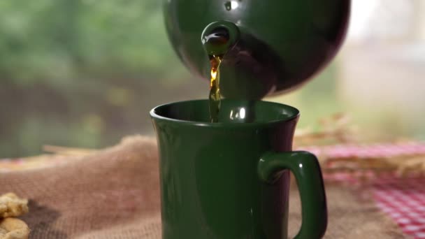 Gorąca herbata wylewa się w oknie kuchni wsi — Wideo stockowe