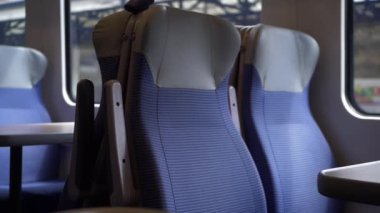 İçi boş tren vagonu istasyonda bekliyor.