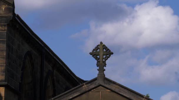 Cruz religiosa no antigo Inglês Igreja telhado lapso de tempo — Vídeo de Stock