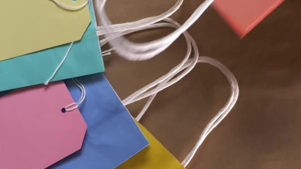 Arrangieren von Taschen und Etiketten für Geburtstagsgeschenke — Stockvideo