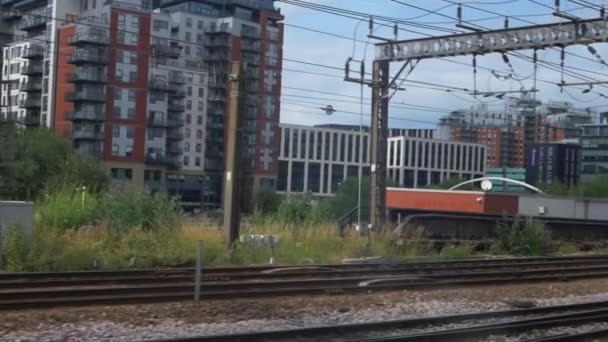 火车通过铁路窗口离开城市 — 图库视频影像