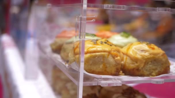 Gâteaux exposés dans un marché alimentaire — Video