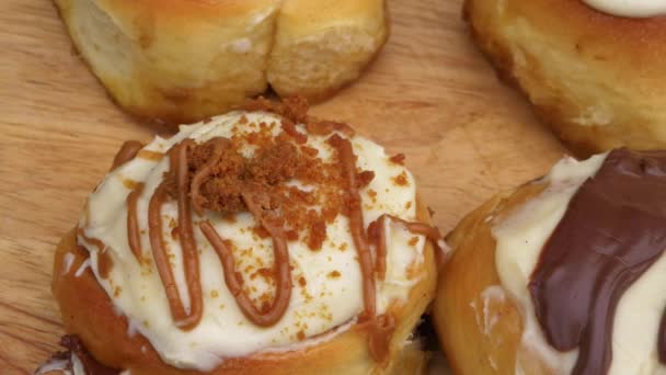 Cinnamon buns decorated with chocolate — Stock Video