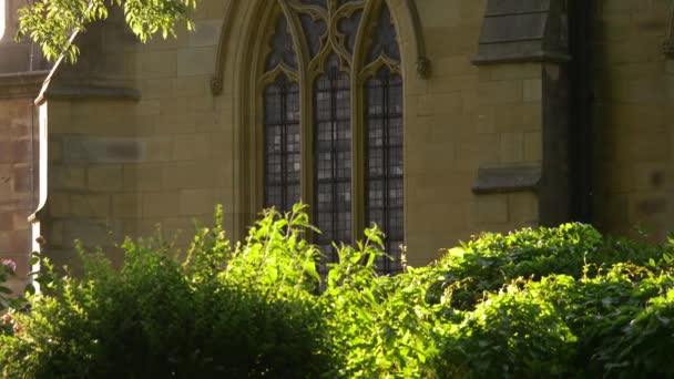 Ramen van glas in lood op English Church — Stockvideo