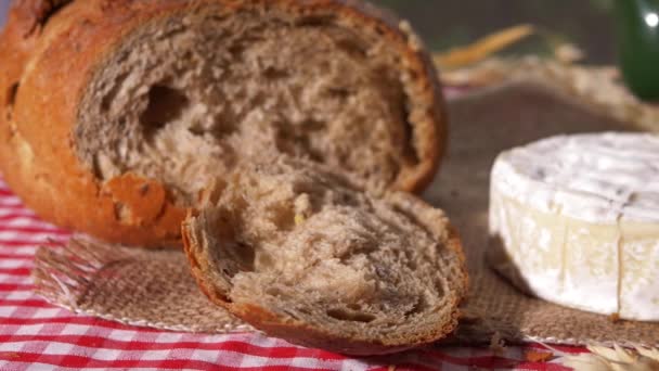 Čerstvý celozrnný bochník chleba se sýrem Camembert — Stock video