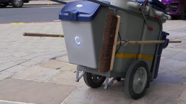 Street cleaning cart in city road — Vídeos de Stock