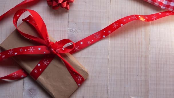 Wrapping gifts for Christmas red and white background — Vídeo de Stock