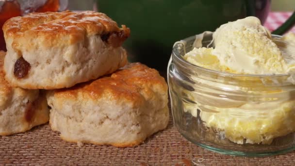 Kokt grädde och färska bakade scones — Stockvideo