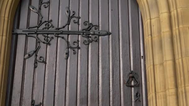 Vieille porte en bois sur l'église anglaise — Video