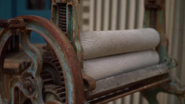 Mangle wringer vintage wasmachine — Stockvideo