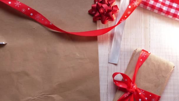 Різання різдвяного подарункового паперу на святковому фоні — стокове відео
