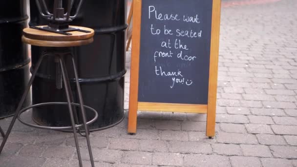 Zittende boodschap op schoolbord in het stadscafé — Stockvideo