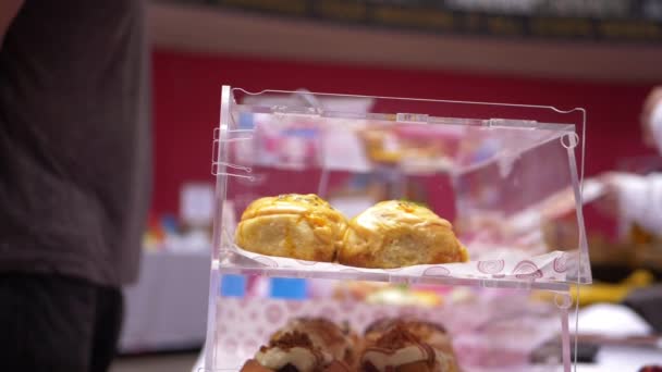 Marché alimentaire avec gâteaux dans une boîte en verre — Video