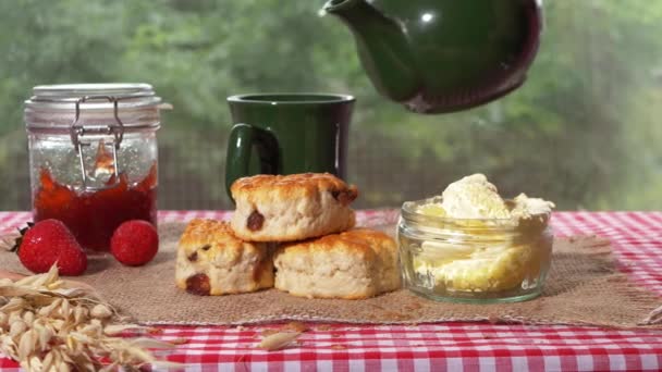 Sirve té caliente con crema coagulada y bollos — Vídeos de Stock