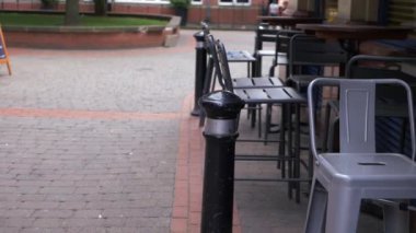 Şehir restoranında dışarıda yemek yemek için kaldırım kafesi.