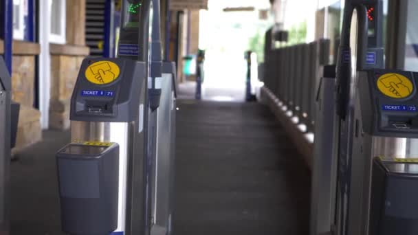 Macchine per biglietti del treno sulla piattaforma ferroviaria — Video Stock